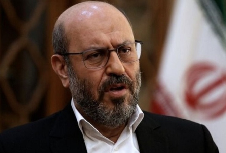 سردار حسین دهقان در صفحه خود در توئیتر نوشت: ما مسئولان باید یاد بگیریم مسائل را بدون تقابل، درگیری و نگران‌کردن مردم حل‌وفصل کنیم، هم واکسن می‌خریم هم می‌سازیم.