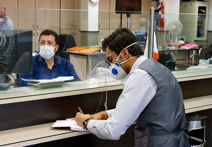 در این روز‌های کرونایی، برخی مشاغل ضرور مانند اداره‌های دولتی هم چنان به فعالیت خود ادامه می‌دهند و کارمندان با وجود محدودیت‌های اجتماعی، ملزم به حضور در محل کار هستند. بی شک با افزایش مراجعه‌ها و رعایت نکردن فاصله اجتماعی در اماکن عمومی، خطر ابتلا به این ویروس افزایش می‌یابد.