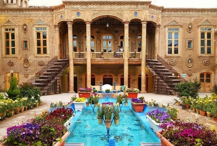خانه داروغه در اواخر دوره قاجار به دستور یوسف خان هراتی، داروغه مشهد با مساحت هزار و ۱۰۰ متر احداث شد.