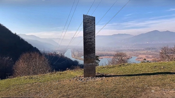 فرمانداری شمیرانات در پی انتشار تصاویری از مونولیت در تهران که در روستای نیکنامده بخش شمیرانات به مونولیت نسبت داده شده بود، موضوع را مورد بررسی قرار داد.