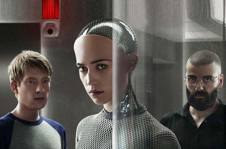 فیلم فراماشین (Ex Machina) یک تریلر روان شناسی درباره برنامه نویس جوانی است که انتخاب شده است به عنوان عضو انسانی در آزمایش تورینگ شرکت کند. این آزمایش برای تعیین توانایی‌ها و حس آگاهی یک روبات جدید هوش مصنوعی است.