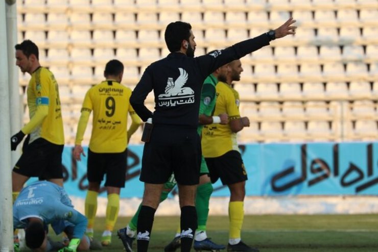 اتفاقات عجیب دیدار سپاهان و ماشین سازی و اعلام پنج پنالتی در این دیدار باعث شده تا نگاه ها به سمت داور این دیدار دوخته شود.