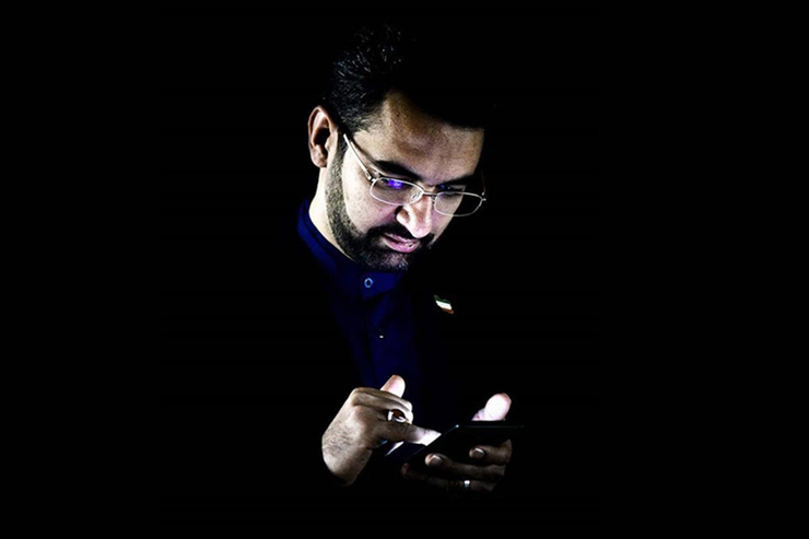 وزیر ارتباطات حدود یک ماهی است که فعالیت‌هایش در شبکه‌های اجتماعی را تعطیل کرده و به باور بسیاری، پیام اعمال فشار سنگین بر خود را از این طریق به جامعه مخابره کرده است.