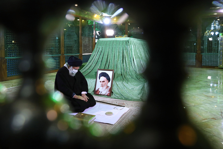 هم‌زمان با آغاز ایام‌الله دهه‌فجر و در آستانه چهل‌ودومین سالروز پیروزی شکوهمند انقلاب اسلامی، حضرت آیت‌الله خامنه‌ای در نخستین ساعات صبح امروز در مرقد بنیان‌گذار کبیر انقلاب اسلامی حاضر شدند.