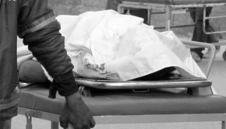 امروز (یکشنبه ۱۲ بهمن ۹۹) قتل عام خانوادگی در ایلام با خودکشی قاتل در بانک خاتمه یافت. افشین حیدریان، پدر ایلامی، بعد از شلیک‌های مرگ‌بار به‌سوی اعضای خانواده‌اش آن‌ها را به ضرب گلوله به قتل رساند. مرد ایلامی بعد از قتل‌عام خانواده‌اش خودکشی کرد.