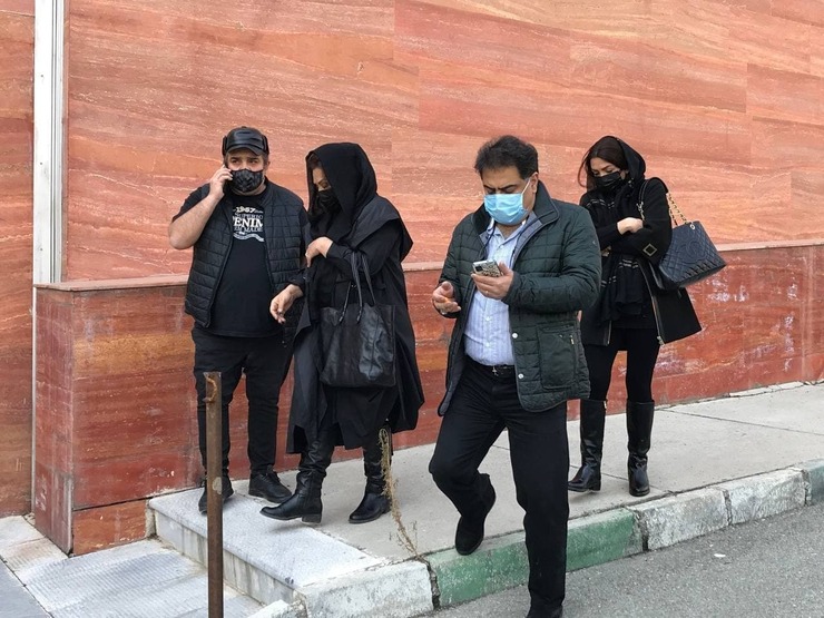 نسرین مقانلو در بیمارستان فرهیختگان: خوشبختانه اکسیژن خون علی انصاریان بالا اومده و حالش داره بهتر میشه.