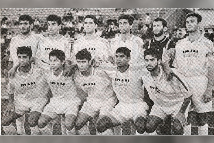 قابی از تیم ملی جوانان ایران در سال ۷۷ - عکس ابتدایی بازی با تیم ملی ترکمنستان که در آن ۲ چهره مشهدی علیرضا نیکبخت واحدی (نفر اول نشسته از سمت راست) و باقر احمدی (نفر دوم نشسته از سمت چپ) دیده می‌شوند. در تیم ملی جوانان آن موقع ایران بازیکنانی، چون جواد نکونام، سبو شهبازیان، هادی مهدوی‌کیا و... بازی می‌کردند و میرآخوری سرمربی تیم بود.