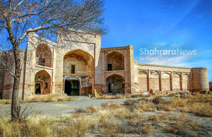 کاروان‌سراها، ایستگاه‌هایی بودند که اطراق در آن‌ها رنج سفر را در راه‌های طولانی می‌کاست و رمقی دوباره برای ادامه ایجاد می‌کرد. این نیاز باعث شد در این دوره همت و جدیت بسیاری برای ساخت کاروان‌سرا‌ها شکل بگیرد.