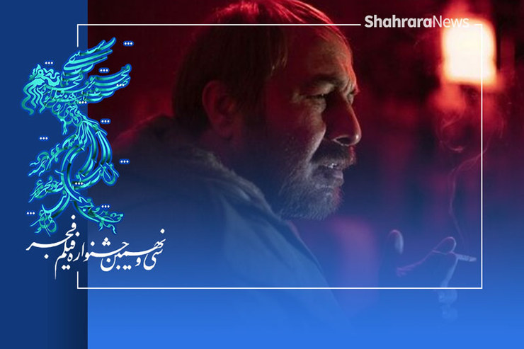 روشن، مرد میانسال عشق بازیگری است که نمی‌تواند خانه ثبت‌نامی‌اش را بگیرد و در آستانه فروپاشی همه‌چیز، تصمیم می‌گیرد نقشش را بازی کند.