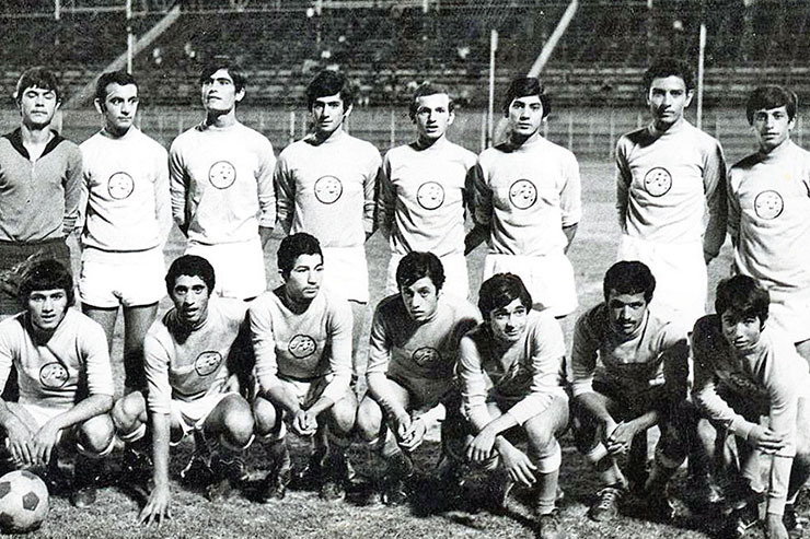تیم فوتبال جوانان برق تهران در اوایل دهه ۵۰ - در این عکس اکبر میثاقیان که آن روز‌ها یک جوان جویای نام بود دومین نفر نشسته از سمت چپ دیده می‌شود. میثاقیان از همین جا بود که استعداد خود را به فوتبال کشور نشان داد و بعد‌ها با پیوستن به ابومسلم یکی از بازیکنان بزرگ این تیم شد.
عکس از آلبوم اکبر میثاقیان
