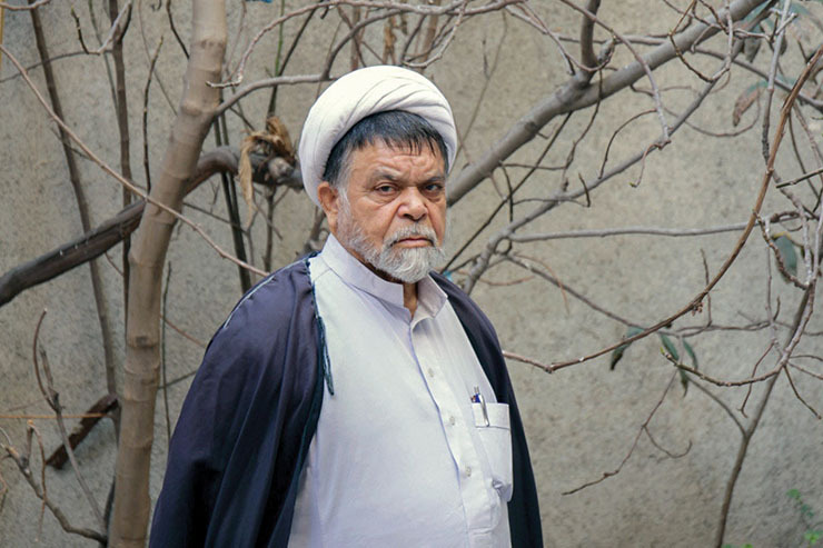 با بوکس به سرم ضربه می‌زد یا با سیگار بدنم را می‌سوزاند. یک بار هم که خیلی عصبانی شده بود و من از شدت شکنجه بیهوش شده بودم، سمت راست سینه‌ام را با منقل برقی سوزاند.