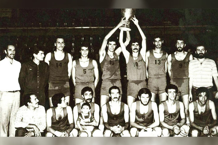 تیم بسکتبال خراسان، قهرمان مسابقات جام شهید سعید گلاب شد که در اوایل دهه‌۶۰ بین باشگاه‌هاى برتر ایران برگزار شد. عکس در سالن شهید شیرودی تهران گرفته شده است و نفرات حاضر در آن به شرح زیر هستند: از راست محمود الهیارى مربى، مهدى مصدق، حسین شاهى، علیرضا ز‌هى، حسن‌رضا خزاعى، مهدى پوراصفهانى، جعفر نیک‌جو و آخرین نفر ایستاده، سر‌مربى تیم احمد حسن‌نیا. نشسته از راست: مسعود شفا، منصور اولیازاده، على صادقى، مسعود قاسمى، احمد یغمائى‌پور و عبدالرضا قاضى‌زاده.