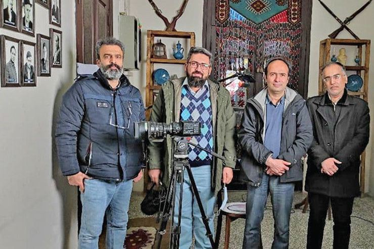 «صدسال با کتاب‌فروشی‌های مشهد» نام مستندی است که قرار است به سابقه و تاریخ کتاب‌فروشی‌های قدیمی مشهد پیش از قرن اخیر، بپردازد. در ادامه گفت‌وگوی ما با کارگردان این اثر و همچنین مسئول دبیرخانه چهارسوی هویت مشهد پیش روی شماست.