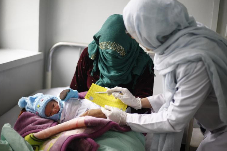 سازمان ملل متحد از پیامد ناگوار کرونا بر تغذیه مردم به ویژه کودکان فقیر افغانستان خبر داد. افغانستان در بین کشورهای دارای کم کیفیت‌ترین وعده‌های غذایی، رتبه‌ی دوم را به خود اختصاص داده است.