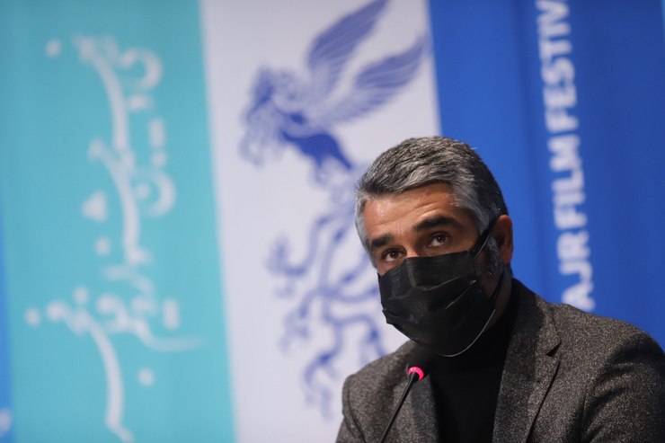 جمشیدی دوباره در نشست خبری یکی از فیلم‌های این دوره اش، یعنی «خط فرضی»، به نوعی دیگر درگیر همین حاشیه‌ها شده است؛ حاشیه‌هایی که معلوم نیست تا کی قرار است اصل کار او را نادیده بگیرد و ورود او به عرصه بازیگری را تحت تاثیر فوتبالیست بودنش قرار دهد.