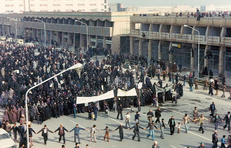 موهایشان یکدست سفید شده و گرد پیری روی پوست دستشان نشسته است، اما هنوز هم تا اسم امام و انقلاب می‌آید، رگ‌های گردنشان بالا می‌زند و پای آنچه که ۴ دهه پیش به دست آورده‌اند، ایستاده‌اند، هرچند و هرچقدر هم که دیگران بگویند زیر فشار تحریم‌ها کم آورده‌اند!