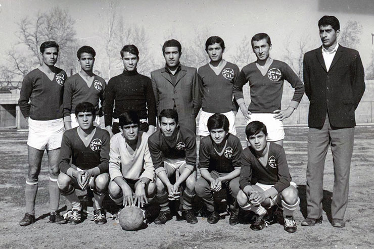 تیم فوتبال مدرسه نصیرزاده در سال‌۱۳۴۷- مدرسه‌ای که تا سال‌ها محل ظهور‌و‌بروز بهترین استعداد‌های ورزش مشهد بود. این دبیرستان همچنان با همین نام و با معماری که دست‌کم ۴۰‌سال است تغییر نکرده است، در خیابان هاشمی‌نژاد (عشرت‌آباد) قرار دارد. اعضای حاضر در این عکس تجلی، جاهدی، صدقی، عبادی، تهرانی، اسلامی، مرادنژاد، صالح، گرایلی، تیماچی و ایمان‌نژاد هستند که بعد‌ها در زمره فوتبالیست‌های خوب مشهد شدند.