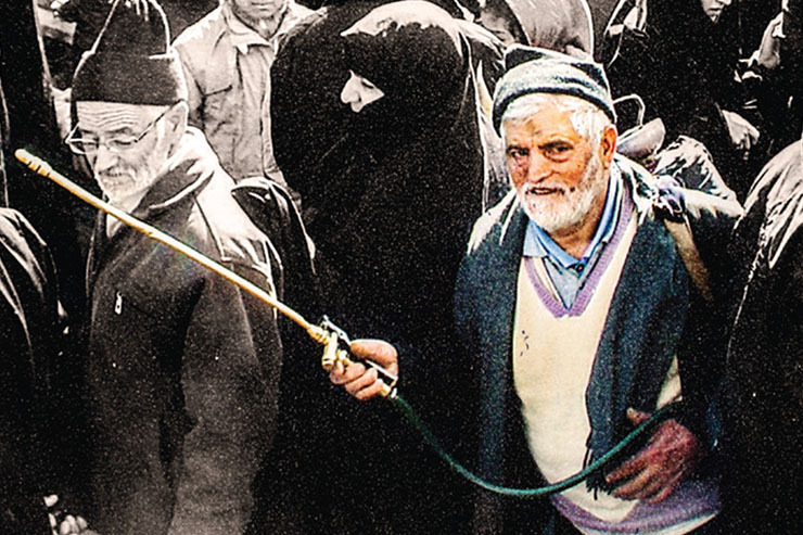 با خاطرات حاج فضل‌ا... برهانی، یگانه گلاب‌پاش راهپیمایی‌های مشهد، که ۴۰ سال است در همه تجمعات انقلابی شهر حاضر بوده است.