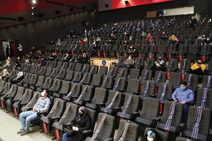 در روز پنجم هجدهمین دوره جشنواره فیلم فجر مشهد فیلم‌های «منصور» و «خط فرضی» در سینما‌های هویزه، آفریقا، گلشن، سیمرغ و ویلاژتوریست روی پرده رفتند و دو فیلم «ابلق» و «گیج‌گاه» هم در سینما اطلس اکران شدند تا جشنواره به روز‌های پایانی خود نزدیک شود. فیلم‌هایی که هرکدام فضای متفاوتی داشتند و گروه خاصی از مخاطبان را با خود همراه کردند.