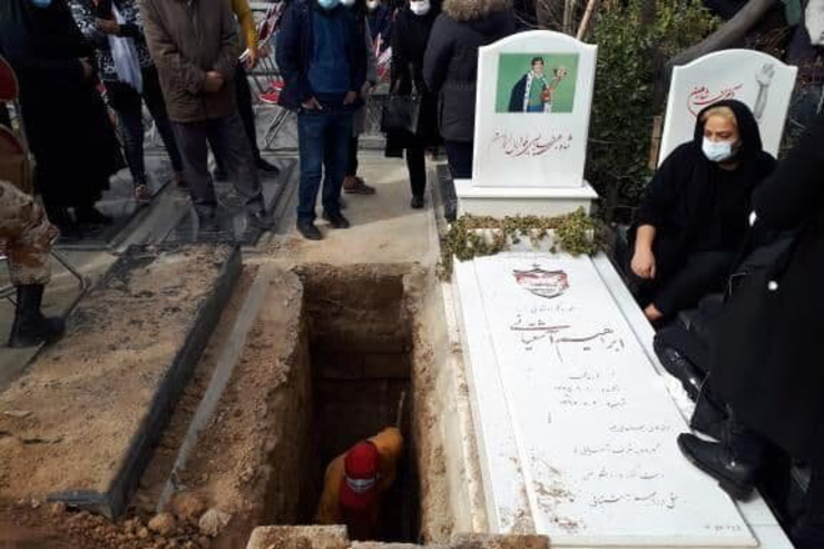 کارش در افغانستان کشاورزی بوده و حالا که سه سالی می‌شود ساکن ایران شده، شغلش کندن قبر است. او و برادرش خانه ابدی مرحوم مهرداد میناوند و علی انصاریان را آماده کرده‌اند.