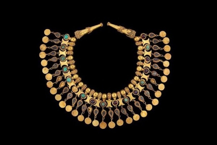 گنجینه طلایی باختر یکی از پنج گنجینه‌ی برتر جهان و میراث باشکوه و باعظمت افغانستان است که به لحاظ تاریخی، به دوران یونان باختری می‌رسد. این گنجینه شامل ۲۳۱ اثر تاریخی است که از ساحات باستانی طلا تپه، تپه‌ی فلول، آی‌خانم، بگرام و تپه‌ی زرگران کشف شده است.