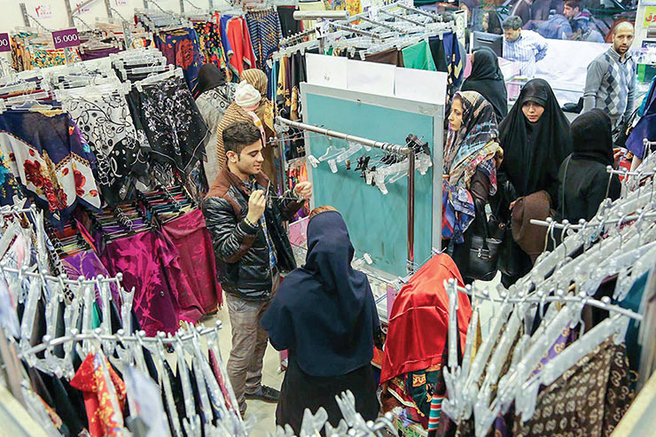 با یک حساب و کتاب ساده می‌توان فهمید که عیدی کارمندان کفاف نیاز‌های معمول یک خانوار ایرانی در شب سال نو را نمی‌دهد. با رقم یک‌میلیون و ۵۰۰ هزار تومان، نمی‌توان خانه را نونوار کرد، آجیل خرید و دست‌کم یک دست لباس نو برای اعضای خانواده تهیه کرد.