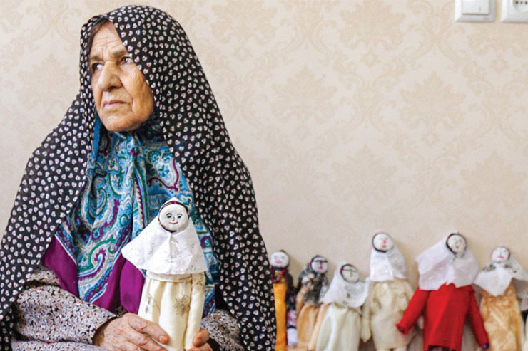 بی‌بی‌فاطمه اسفندیاری هشتادساله است و در پایگاه بسیج مسجد شمس‌الشموس که در همسایگی خانه‌شان است، هنوز هم فعالیت می‌کند و سفارش دوختن عروسک می‌گیرد. زندگی بی‌بی‌فاطمه و عشق و اشتیاق او به ادامه زندگی روایت جالبی دارد. مادربزرگی که غم‌های زندگی را جدی نمی‌گیرد و هنوز هم کودکی می‌کند.