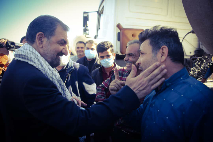 محسن رضایی روز گذشته و لحظاتی قبل از انفجار تانکر حمل گاز در گمرک دوغارون-‌اسلام قلعه در نقطه صفر مرزی حضور یافت و با کامیون‌دارها در مرز دوغارون صحبت کرد و مشکلات آن‌ها را از نزدیک شنید.