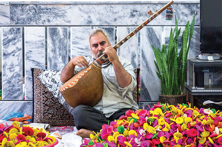 فرفره‌های رنگی برای او تنها مخروط‌های چوبی وارونه‌ای شکل هستند که زندگی‌اش حول محور آن‌ها می‌چرخد. روزی ٢٠٠تا از این فرفره‌ها را با ابزار و وسایل توی کارگاه تراش می‌دهد و بعد به کمک همسرش آن‌ها را زرد و قرمز و نارنجی می‌کند.