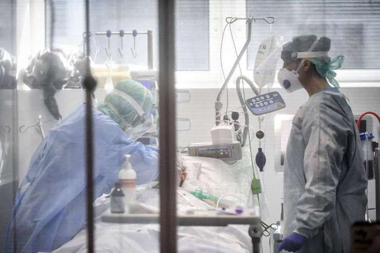 در حال حاضر (دوشنبه ۲۷ بهمن ۹۹) آمریکا با بیش از ۲۷ میلیون و ۲۶۱ هزار مبتلا، از نظر تعداد مبتلایان به این ویروس در رده اول قرار دارد و کشور‌های هند، برزیل و روسیه در رده‌های دوم تا چهارم هستند.