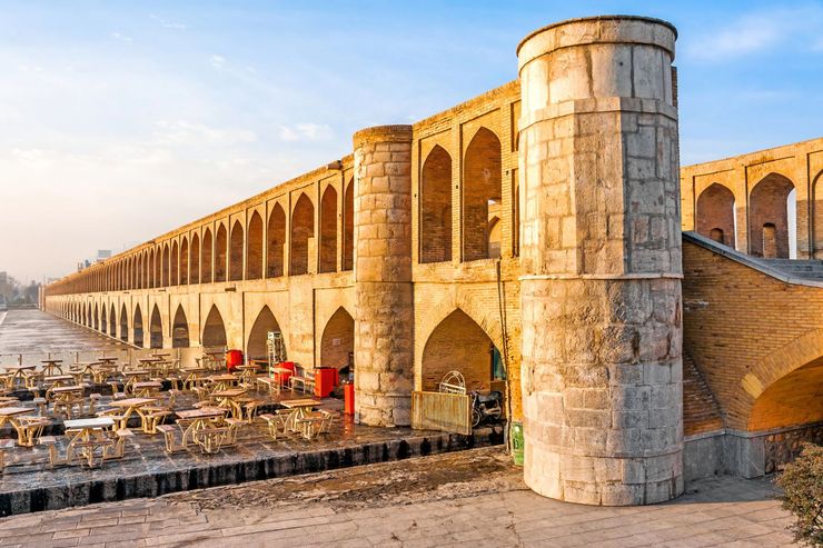 یک پارکورکار از پل سی‌وسه‌پل اصفهان بالا رفت و ویدئوی آن را در صفحه خود در اینستاگرام منتشر کرد.