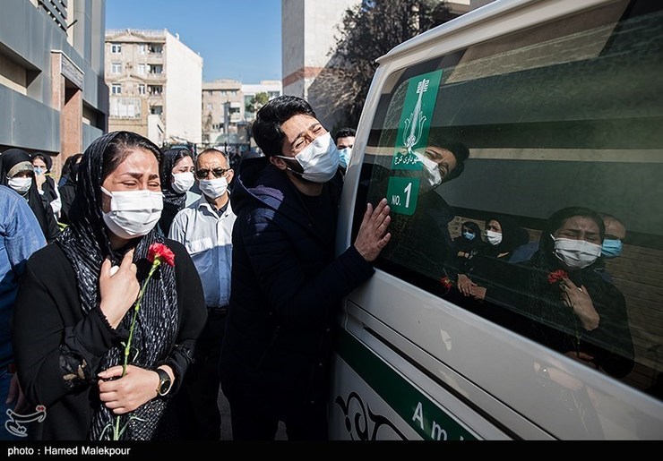 مراسم تشییع پیکر شهیده مدافع سلامت مهشید گودرز، پرستار باردار بخش کرونای مرکز پزشکی، آموزشی و درمانی لقمان که بر اثر کرونا به شهادت رسیده بود صبح دیروز یکشنبه ۲۶ بهمن در بیمارستان لقمان حکیم تهران برگزار شد.