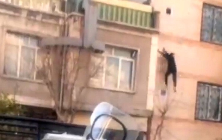 فردی در حین سرقت از یک منزل در خیابان شهید نوری در تهران هنگام فرار از دست زن صاحبخانه از طبقه سوم به پایین پرت شد و جان باخت.