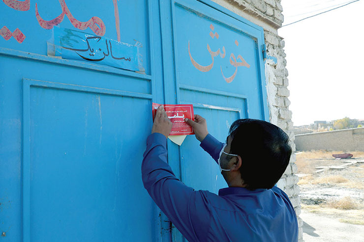هیچ‌وقت فکر نمی‌کردند روزی از دیدن پلیس این‌قدر خوش‌حال شوند. هر چه عمری از پلیس گریخته و خودشان را قایم کرده و شاید هم چندباری گرفتار قانون شده بودند، اما از چندی پیش تمام دعایشان رسیدن مأموران بود.