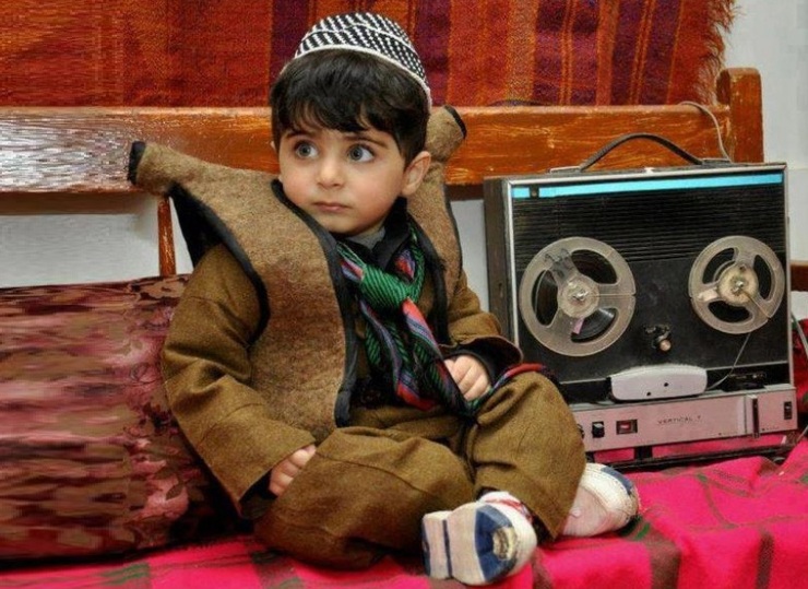 ۲۱ فوریه، برابر با دوم اسفند ماه را در سال‌های بعد از ۱۹۹۹، «روز جهانی زبان مادری» نام گذاشته‌اند؛ نام‌گذاری‌ای که قرار بود کمکی باشد به حفظ تنوع زبانی و فرهنگی ملت‌های جهان. نگرانی از انقراض یا فراموشی تنوع زبانی و فرهنگی ملت‌های جهان شاید بهانه خوبی باشد تا در آغاز این روز جهانی یک‌بار دیگر به دوروبرمان نگاه کنیم برای یافتن این ازدست‌رفتنی‌ها.