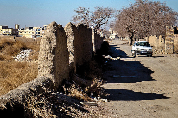 سوار خودرو‌ها می‌شویم. خیلی از ابتدای خیابان دور نشده‌ایم. از شیشه خودروی ما، می‌شود بچه‌هایی را دید که وسط زمین‌های رها شده بازی می‎کنند و دور تا دورشان دیوار‌ها سیاه است.