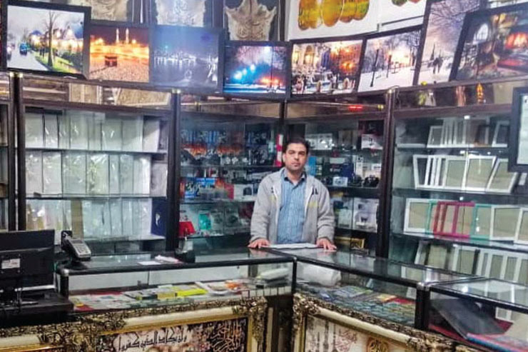 حمید غلامیان ۴۱ سال دارد و از ده سالگی ساکن محله مشهدقلی است. از همان کودکی در کنار پدرش و همگام با او در حرفه عکاسی مشغول به کار می‌شود. کمی بعد پدر از کار کناره‌گیری می‌کند و او همراه مادرش مسیر را ادامه می‌دهد.