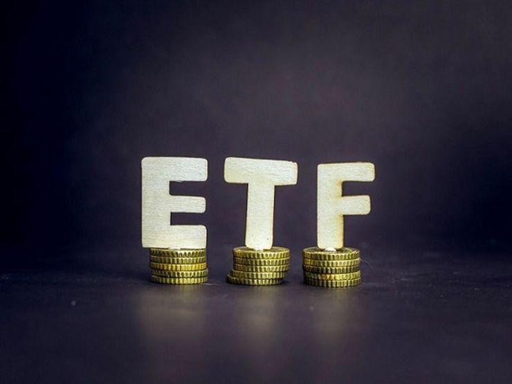 هر واحد دومین صندوق سرمایه‌گذاری دولت یا همان ETF که طی هفته‌های گذشته به نصف قیمت روز پذیره‌نویسی رسیده بود، دو روز است که صعودی شده و از صف فروش به صف خرید تغییر وضعیت داده و کام سهامداران خود را شیرین کرده است.