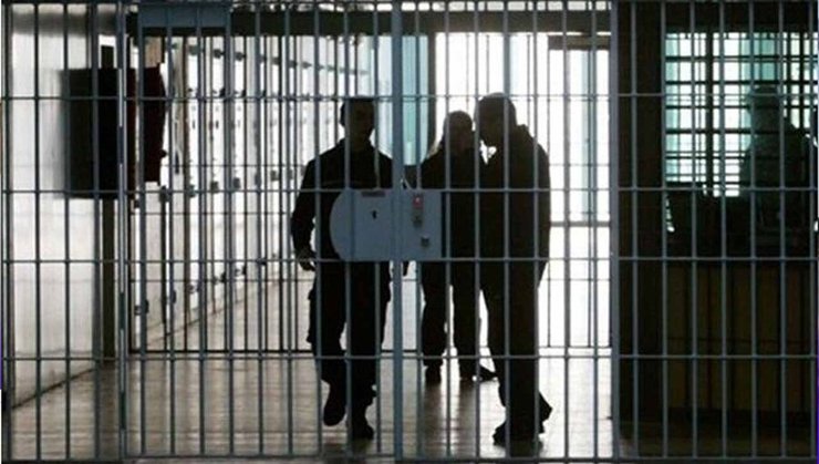 ساسان ۳۵ ساله توسط ۱۸ زندانی در زندان رجایی شهر کرج به طرز هولناکی به قتل رسید.