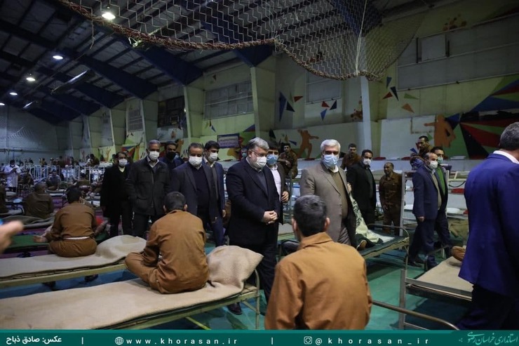 استاندار خراسان رضوی شامگاه شنبه سرد و یخ‌زده زمستانی به سراغ چندین گرم‌خانه در کلان‌شهر مشهد رفت تا از نزدیک وضعیت مراکز جمع‌آوری و نگهداری شهروندان کارتن‌خواب را بررسی و مشکلات آن‌ها را رفع کند.