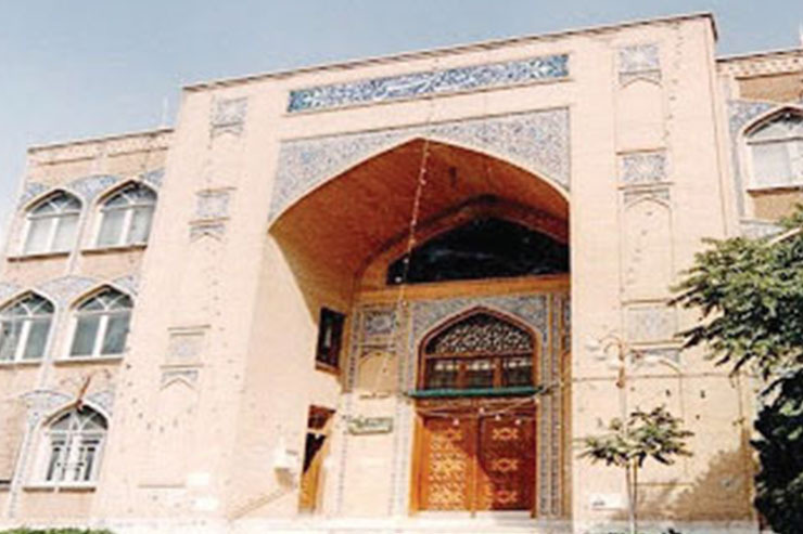 سابقه ایجاد مدارس اسلامی دختران در شهر مشهد به دهه ۴۰ شمسی برمی‌گردد به طوری که از سال ۱۳۴۰ خورشیدی، برخی مدارس اسلامی در شهر مشهد تأسیس و تعدادی از دختران و زنان در این مدارس به دروس حوزوی مشغول می‌شوند.