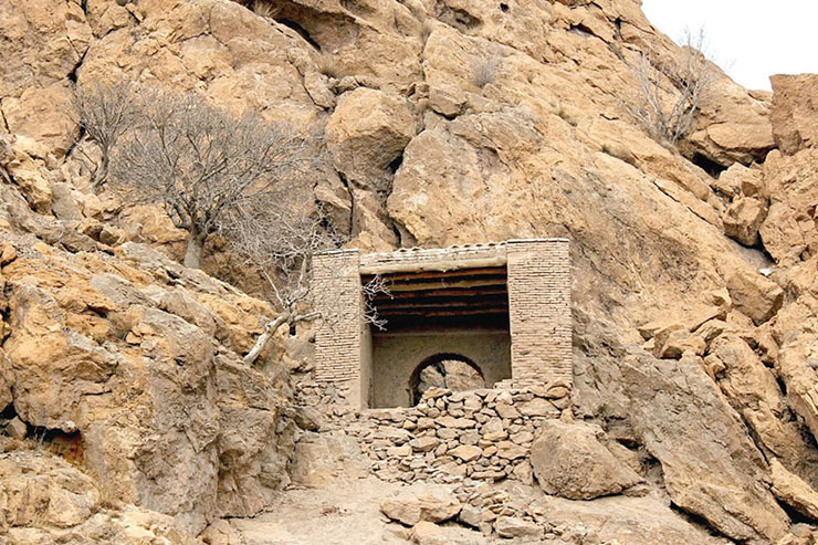 غار «چهل چاه» در روستای چنشت و در میان کوه‌های باقران بیرجند، یکی از همین غار‌های تاریخی و ارزشمند است که از بابت مردم شناسی و باستان شناسی اهمیت دارد.