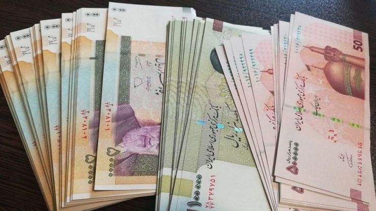 عضو هیئت رئیسه مجلس شورای اسلامی از افزایش ۲۵ درصدی حقوق کارمندان دولت و همچنین بازنشستگان لشکری و کشوری در سال ۱۴۰۰ خبر داد.