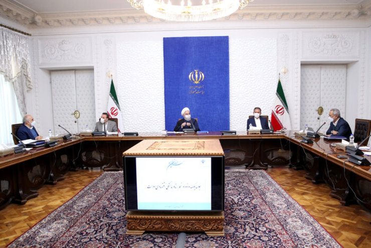 رییس جمهوری با اشاره به اینکه هدف گذاری لایحه بودجه سال ۱۴۰۰، تقویت پول ملی، کنترل قیمت کالاهای مورد نیاز مردم و توسعه اقتصادی کشور است،‌گفت: دولت با هرگونه تغییر در لایحه بودجه که آثار تورمی داشته مخالف است و تغییر شاکله بودجه را نمی‌پذیرد.