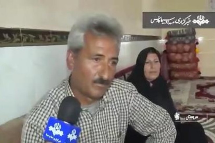 عسگر، مردی ۵۰ و چند ساله است و می‌گوید از نیش مار‌ها که همواره ساق پای راستش را هدف می‌گیرند، به ستوه آمده‌است. این مرد در گزارش تصویری که سیدنصرا... موسوی درباره او تهیه کرده‌است، برای نخستین بار مقابل دوربین از حکایت غریبش با مار‌ها می‌گوید و همسایگانش هم به این اتفاق صحه می‌گذارند.