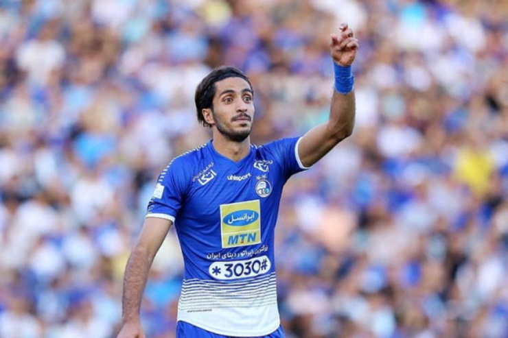 جذب مدافع تیم استقلال به پرسپولیس از سوی مسئولان این باشگاه فعلا تکذیب شد.