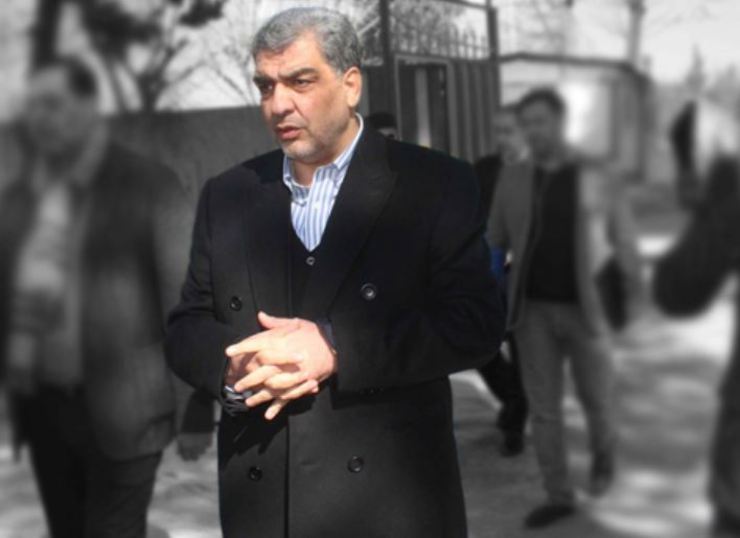 رضا مطلبی کاشانی، فرد میلیاردی است که گفته می‌شود غسال آیت الله مصباح یزدی بوده است، احمد توکلی عضو مجمع تشخیص مصلحت نظام نیز می‌گوید: کاشانی «یک ابربدهکار بانکی است که جنازه‌های روحانیون سرشناس را به خانه خود می‌برد و غسل می‌دهد.»