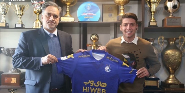 سعید مهری، هافبک سابق تیم تراکتور تبریز با عقد قراردادی به مدت ۲ فصل و نیم به استقلال ملحق شد. مهری امروز رسما قراردادش را با استقلال منعقد کرد.