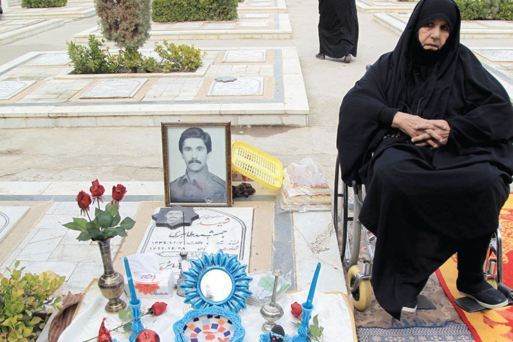 ۲۸ اسفند می‌شود ۳۷ سال. ناف این بچه را با اسفند بریده بودند: اسفند سال ۳۹ که به دنیا آمد و اسفند ۲۳ سال بعد که برای همیشه رفت. عشق نسرین به برادر شهیدش هنوز هم در ﺍﻧﺪک ﺧﻨﺪﻩ‌ﻫﺎﻯ ﺳﺮﺧﻮﺷﺎﻧﻪ ﻭ ﮔﺮﻳﻪ‌ﻫﺎﻯ ﻣﺪﺍم او پیداست.