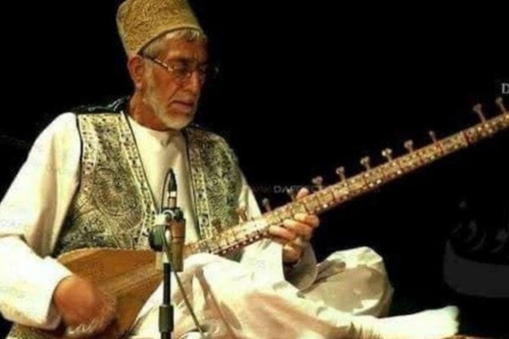 گدا محمد هروی، از نوازندگان شهیر دوتار در افغانستان بود؛ او دی‌ماه امسال بر اثر سکته قلبی در ۸۷ سالگی در هرات درگذشت. به او لقب «معرف دوتار هرات» را داده‌اند. تابش می‌گوید: روز خاکسپاری استاد گدا محمد احساس می‌کردم دوتار هرات دفن می‌شود.